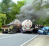 Evakuasi Bangkai Tabrakan Maut Banyak Kendala